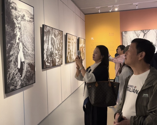 170幅作品展示60年生活变化 “黄河百姓——朱宪民摄影作品展”开展