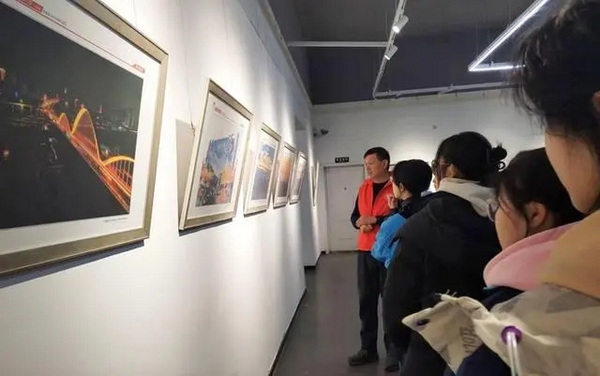 发现·影像力量”摄影展在郑州市青少年宫开展