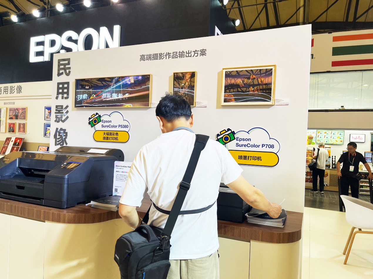 人的照片上写着字

AI 生成的内容可能不正确。