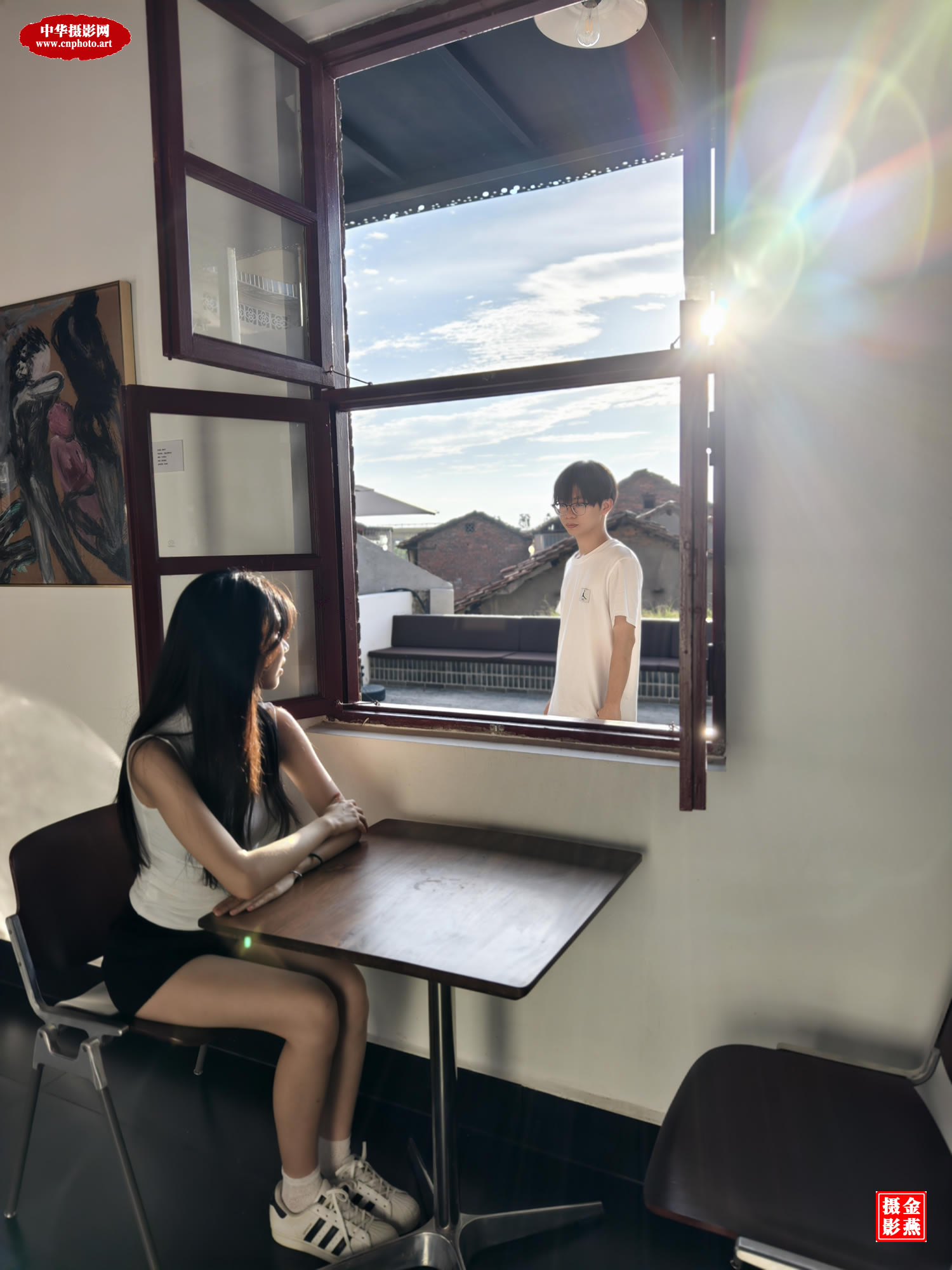 窗棂间的目光邂逅/湖南岳阳 金燕（女）