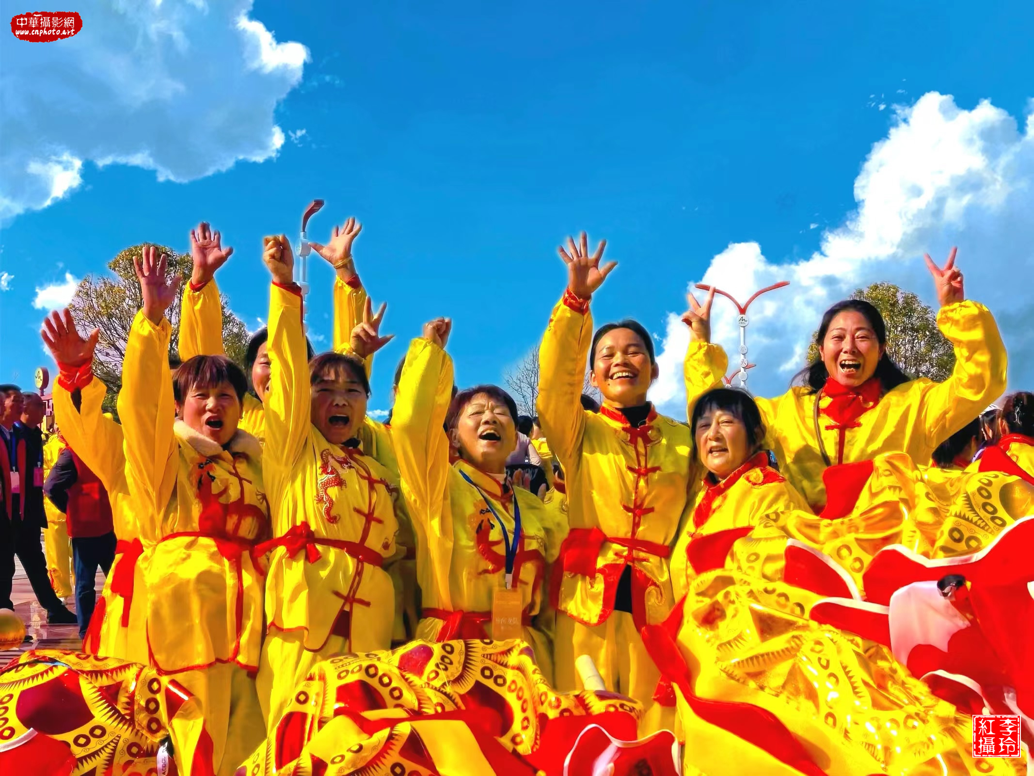 兴高采烈的老年女子舞龙队