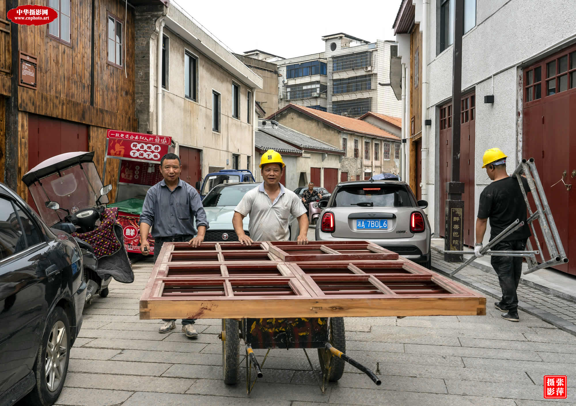 辛勤的装修工 /中华摄影网2025年度《劳动最光荣》作品选/湖南岳阳 张萍（女）